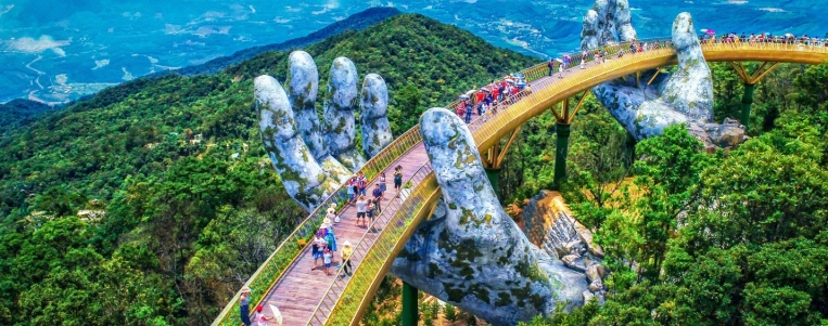 Tourists flock to Đà Nẵng fests